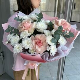 Buket iz  frantcuzskih nezhnih rozam i hrizantem