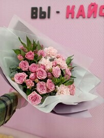 Buket kustovih roz i diantusov