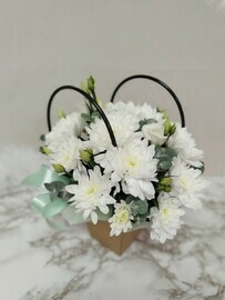 Hrizantema v kraftovoj korobke s eustomoj