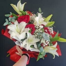 Buket  iz lilij i yarkih krasnih roz