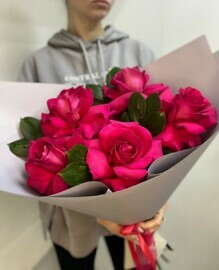 5 малиновых французских роз 