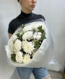 Букет хризантем и эвкалипта