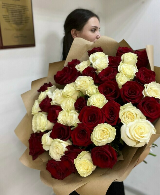 51 красно-белая эквадорская роза в крафте, 51 премиум роза