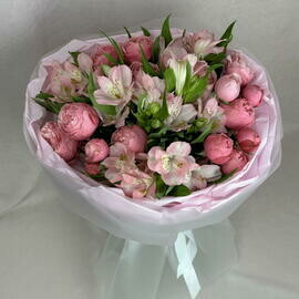 Букет из пионовидных роз и альстромерий 