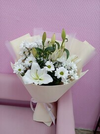 Buket s liliyami i hrizantemoj