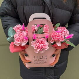 Композиция "Искорка" с розовыми диантусами