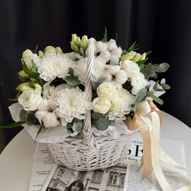 Snow-white basket with eustoma