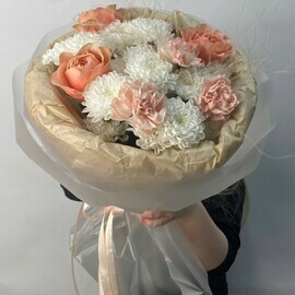 CHudesnij avtorskij buket s rozami