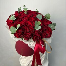 Красные розы в шляпной коробке 