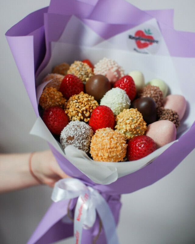 Букет с клубникой в шоколаде "Микс М", стандартный