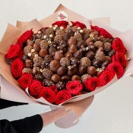 Букет с клубникой в шоколаде и цветами "Супер Гигантище Барни"