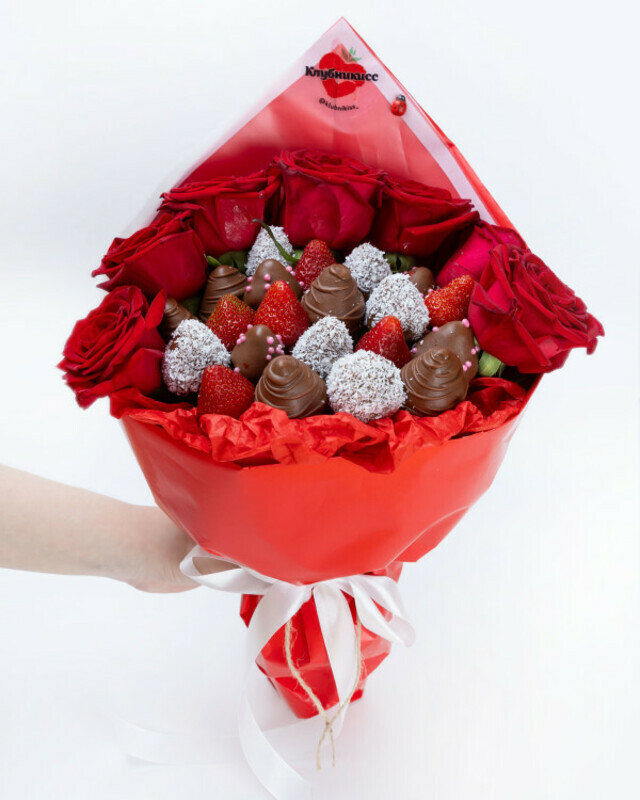 Buket s klubnikoj v shokolade i rozami "Diva", standart