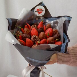 Buket s klubnikoj v shokolade " Muzhskoj"