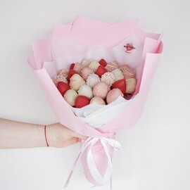 Букет с клубникой в шоколаде "Микс Бело-розовый"