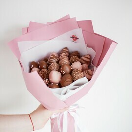 Букет с клубникой в шоколаде "Романтика"