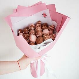 Букет с клубникой в шоколаде "Романтика"