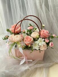 Kompozitciya iz zhivih tcvetov v sumochke