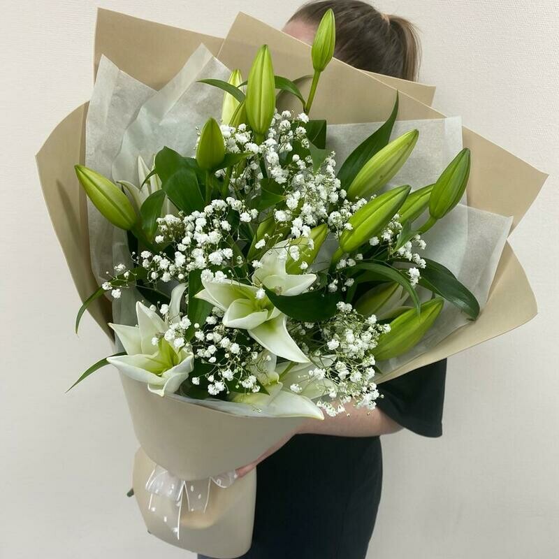 Bouquet of 3 lilies and gypsophila, standart