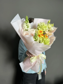 Букет с желтыми нарциссами и антирринумом