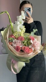 Авторский букет с гортензией и гладиолусами