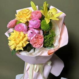 Buket s rozami i ranunkulusami