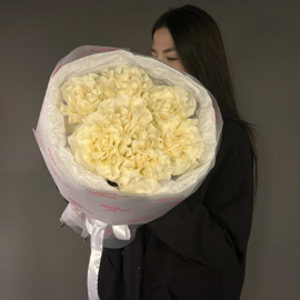 Buket s frantcuzskimi belimi rozami