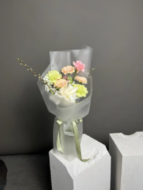 Buket s gerberami i vetochkoj vishni