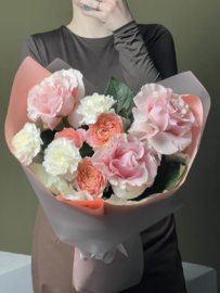 Букет с французскими розами и диантусами