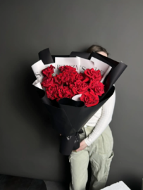 Buket v dizajnerskom stile s frantcuzskimi rozami