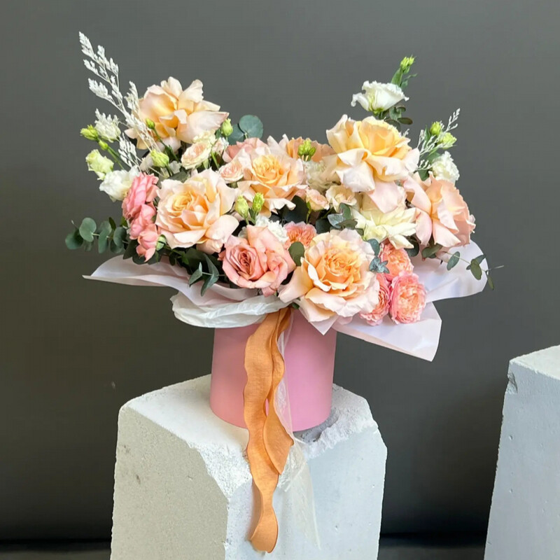 Композиция в нежных тонах в шляпной короке, премиум