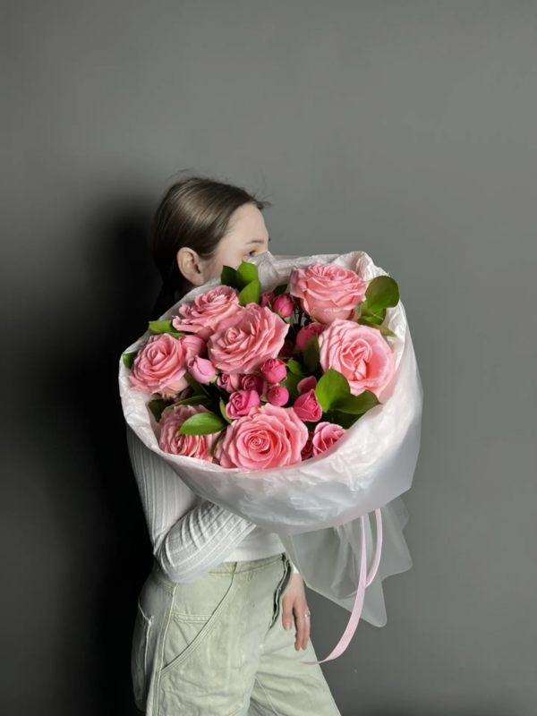 Букет с нежно-розовыми кустовыми розами , стандартный