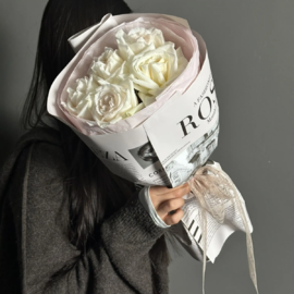 Букет с белыми розами в дизайнерской упаковке