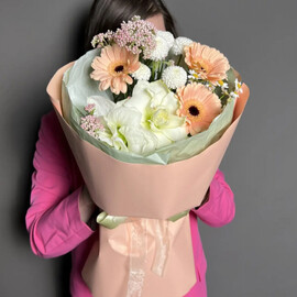 Букет с герберами и хризантемой