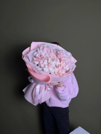 Buket s frantcuzskimi rozovimi rozami