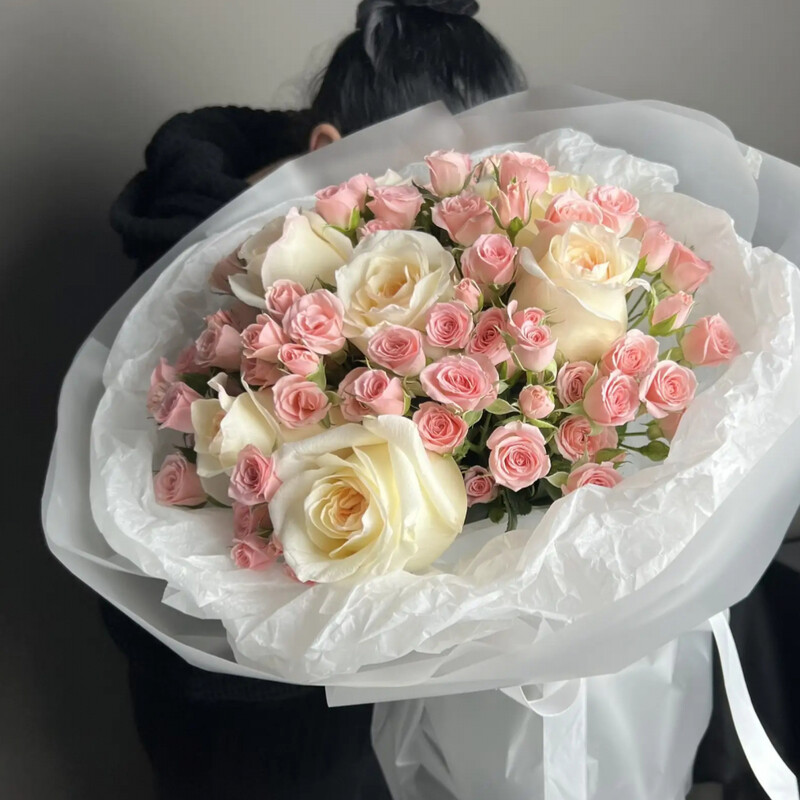 Букет сборный с кустовыми розами , стандартный