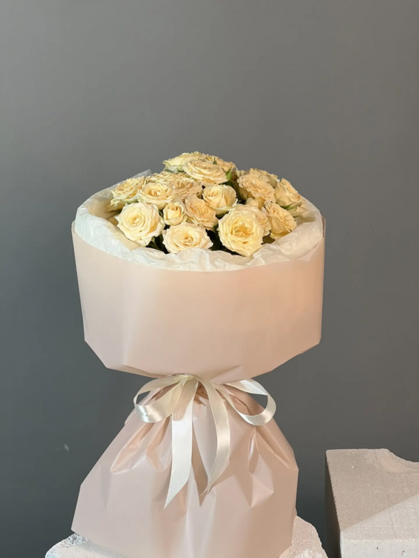 Букет с кустовыми розами Салинеро, стандартный