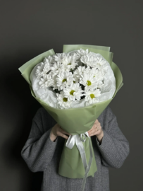 Букет с ромашковой хризантемой 