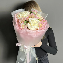 Букет с французской розой и альстромерией