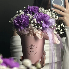 Mini stakan s gvozdikoj