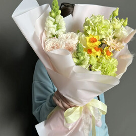 Buket s zheltimi nartcissami i antirrinumom