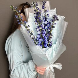 Букет из голубого дельфиниума