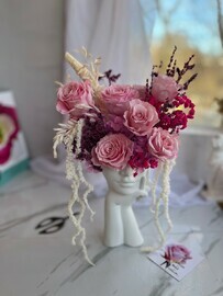 Kompozitciya iz stabilizirovannih tcvetov, buket v elegantnom kashpo,rozi,podarok