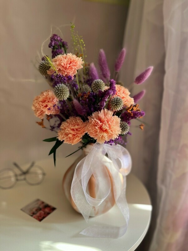 Композиция из стабилизированных цветов, букет из сухоцветов , диантусы,букет в вазе,подарок, стандартный