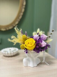 Kompozitciya iz stabilizirovannih tcvetov, buket iz suhotcvetov , kashpo mechtatel_nitca , rozi,podarok