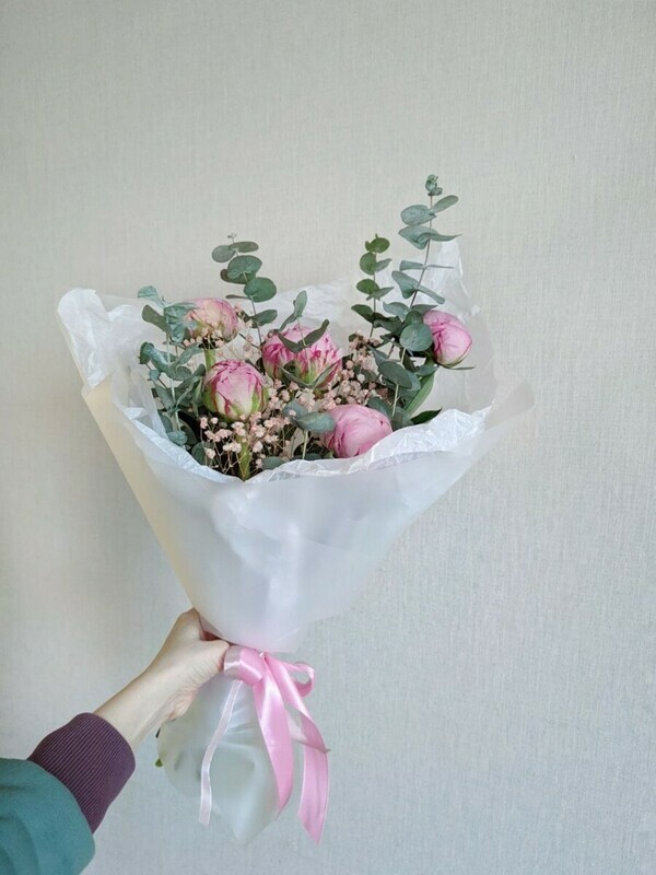 Vozdushnij buket iz pionov, evkalipta i gipsofili, standart