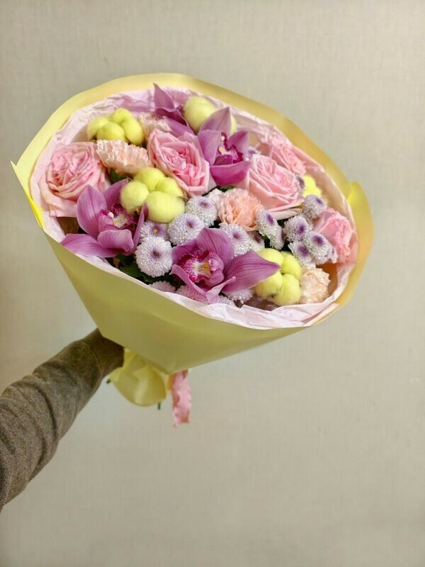 SHikarnij buket iz pionovidnih roz, orhidei, limonnogo hlopka i diantusa, standart