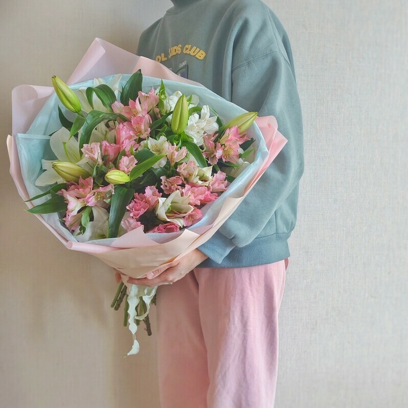 Nezhnij buket s liliyami i al_stromeriyami, premium