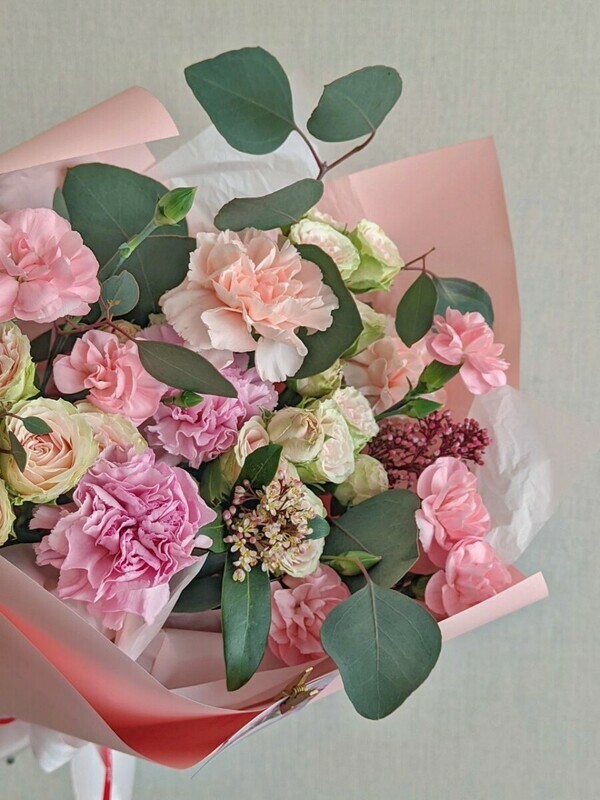 Izumitel_nij buket iz roz, diantusov i evkalipta, standart