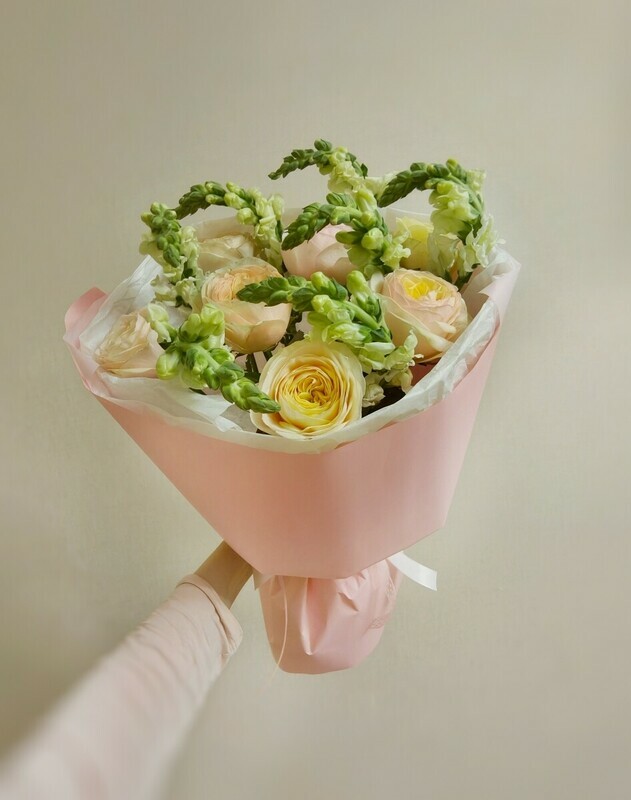 Svezhij buket iz persikovih pionovidnih roz i l_vinogo zeva, standart