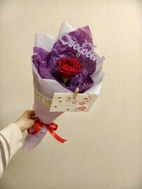 Buket-kompliment iz krasnoj rozi